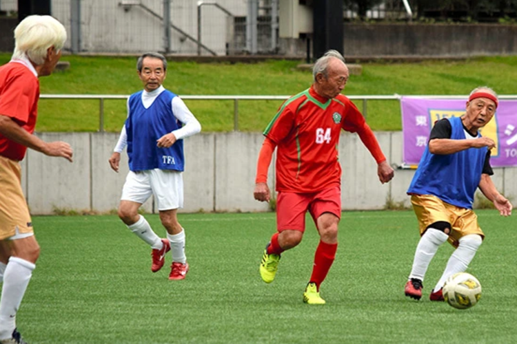 ผู้สูงอายุเตรียมพร้อมก่อนการแข่งขันฟุตบอลลีกอายุเกิน 80 ปีแห่งแรกของญี่ปุ่น